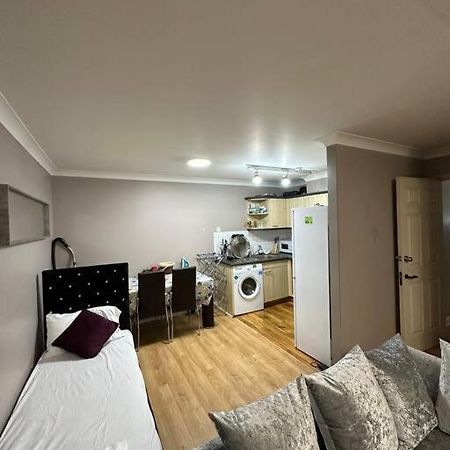 A 2 Standard Bedrooms Flat Лондон Экстерьер фото
