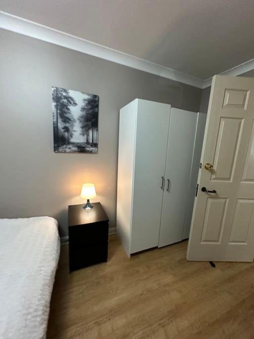 A 2 Standard Bedrooms Flat Лондон Экстерьер фото