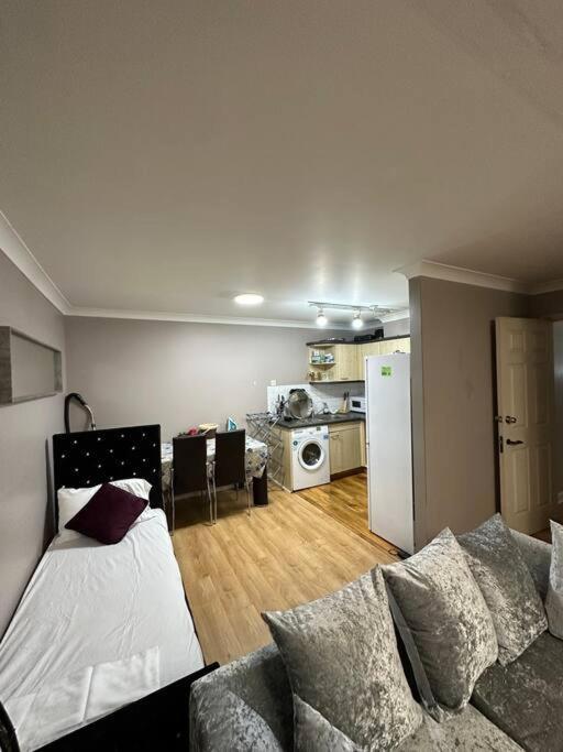 A 2 Standard Bedrooms Flat Лондон Экстерьер фото