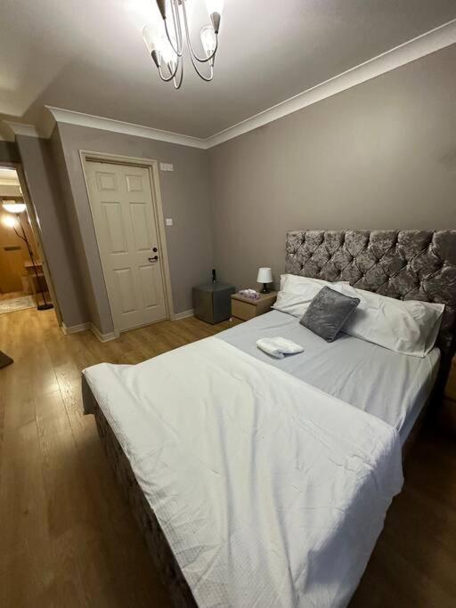 A 2 Standard Bedrooms Flat Лондон Экстерьер фото