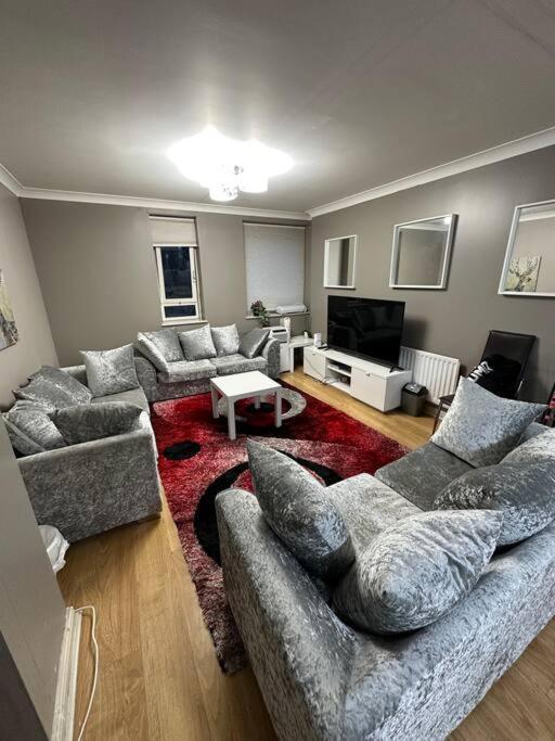 A 2 Standard Bedrooms Flat Лондон Экстерьер фото