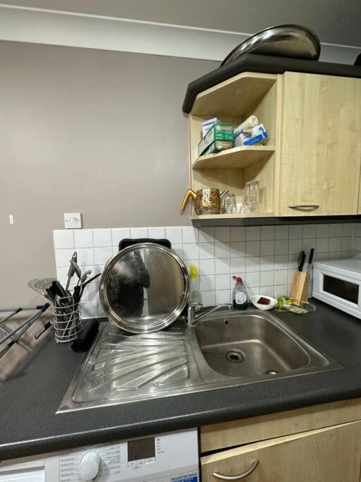 A 2 Standard Bedrooms Flat Лондон Экстерьер фото