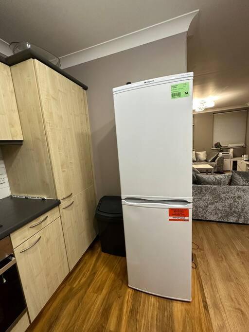 A 2 Standard Bedrooms Flat Лондон Экстерьер фото
