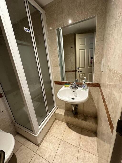 A 2 Standard Bedrooms Flat Лондон Экстерьер фото