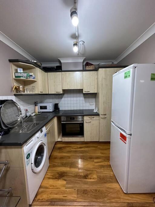 A 2 Standard Bedrooms Flat Лондон Экстерьер фото