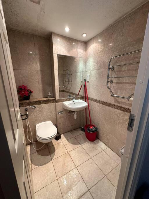 A 2 Standard Bedrooms Flat Лондон Экстерьер фото